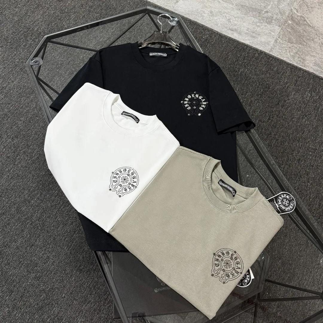 P190 Chrome Hearts 25 high-end versions. The fabric is made of 300 grams of high-density pure cotton. It does not deform or shrink. It has three labels. It is the same style for men and women. Technology: imported hot diamond. Color: white, black, dark green. SIZE: S-XL